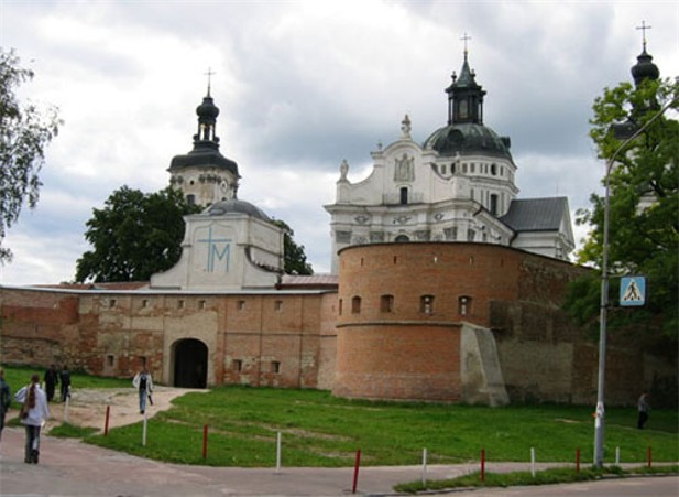 Image - Gate tp the Carmelite fortress in Berdychiv.